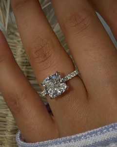 Bague de Fiançailles Solitaire 2,5 carats en Diamant de Laboratoire Scintillant Taille Coussin, Sertie à Griffes et Pavé, pour Demande en Mariage et Alliances, en Or Massif 14K 18K - Product Image 1
