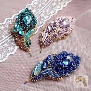 Broche élégante brodée de fleurs et perlée, bijou fantaisie fait main - Product Image 1