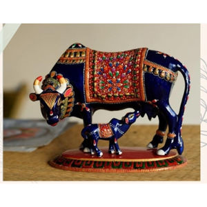 Statue artisanale en bois de vache et veau (Décoration traditionnelle Kamdhenu/Gau Mata) - Décoration d'intérieur pour Pâques et mariages - Product Image 1