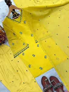 Ensemble de costume brodé de luxe Royal Mul Chandheri, comprenant un ensemble Kurta et un ensemble Farshi festif en satin Chandheri - Product Image 4