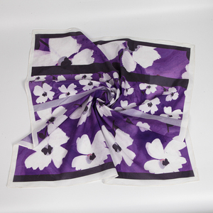 Pañuelo Cuadrado Personalizado 100% Algodón, Estampado Floral Verde y Blanco - Product Image 2