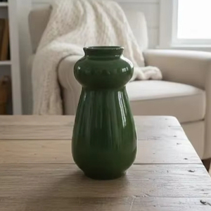 Jarrón Decorativo Clásico de Cerámica con Acabado Esmeralda Intenso y Detalle Acanalado Esculpido, el Toque Perfecto para Decorar la Mesa de la Sala de Estar - Product Image 1