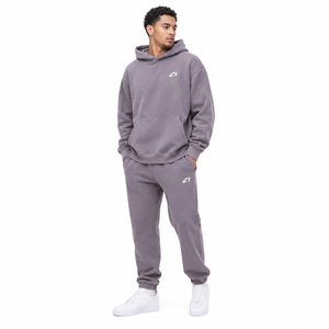 Survêtement homme gris poussière en molleton de coton avec logo sérigraphié, ensemble deux pièces : sweat à capuche coupe décontractée et pantalon de jogging, vente en gros - Product Image 1
