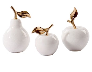 Juego de frutas de cerámica blanca, figuritas de pera y manzana con hojas doradas, adornos de cerámica decorativos, regalo elegante para decoración del hogar de frutas - Product Image 1