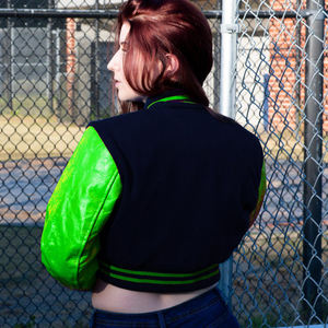 Chaqueta Corta Estilo Universitaria para Mujer, Color Negro y Verde Lima, Estilo Bomber, Mangas de Cuero Sintético, Ropa Exterior Informal, Moda Femenina - Product Image 5