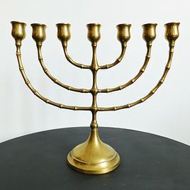 Magnifiques chandeliers Menorah avec une surface dorée élégante, parfaits pour la prière religieuse, la célébration et la décoration de la maison. - Product Image 1