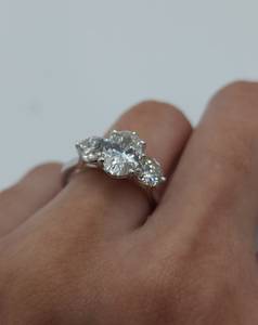 Bague de fiançailles avec diamant de laboratoire ovale de 2,55 carats, diamants blancs |   Or massif 18 carats |   Bague de mariage de luxe certifiée IGI - Product Image 3