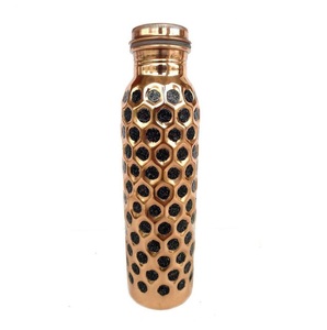 Botella de agua de cobre martillada a mano que favorece la ingesta de agua consciente y promueve el bienestar estable y el equilibrio diario. - Product Image 6