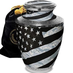 Urne funéraire gravée en argent avec drapeau américain - Product Image 1