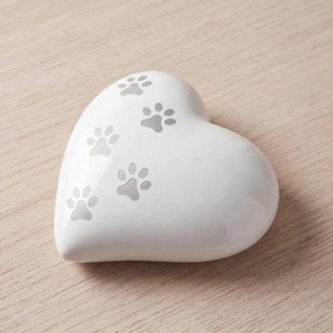 Urne funéraire en métal en forme de cœur avec motif de patte en relief, finition blanche, souvenir commémoratif pour honorer un compagnon bien-aimé - Product Image 3