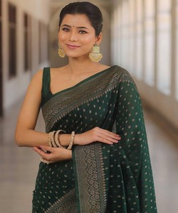 Sari de Seda Verde Esmeralda con Borde Zari, Estilo Banarasi, Tradicional Indio, para Bodas y Fiestas, Largo hasta el Suelo, Corte Regular, para Mujer - Product Image 3