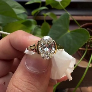 Anillo de Diamante Cultivado en Laboratorio con Corte Ovalado de Diseño Premium en Oro Amarillo de 14K, Certificado IGI, Color VVS+ EF, Estilo Minimalista - Product Image 2