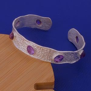 Bracelet jonc ajustable fait main en améthyste texturé géométrique, plaqué argent/or/or rose, bijou tendance et affirmé - Product Image 4