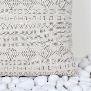 Housse de coussin carrée tissée à la main, texture bohème ivoire et rose, pour canapé, décoration intérieure, à prix avantageux - Product Image 6