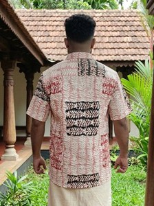 เสื้อเชิ้ตแขนสั้นผ้าฝ้ายพิมพ์ลายบล็อกด้วยมือสำหรับผู้ชาย สไตล์ลำลอง งานฝีมือแบบดั้งเดิม ทรงปกติ เหมาะสำหรับใส่เที่ยวพักผ่อนในช่วงฤดูร้อน ติดกระดุม - Product Image 3