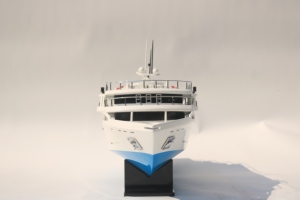 Yacht en bois Karma Fushi fait main - Modèle de bateau de croisière de luxe moderne des Maldives pour la décoration de la maison ou du bureau - Product Image 3