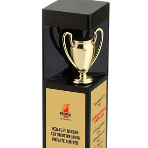 Trofeo corporativo de la Copa de Oro, premio rectangular en forma de torre con base de madera para reconocer el aporte y el mérito por larga trayectoria laboral. - Product Image 1