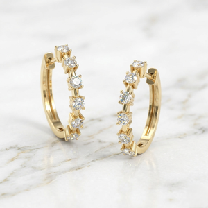 Boucles d'oreilles créoles Huggie plaquées or 14K, 0,80 carats au total, avec diamants de laboratoire couleur E, certifiés IGI, formes rondes, baguette et mélangées, serties en barrette - Product Image 2
