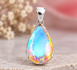 Pendentif en argent Aura Quartz avec pierre précieuse bleue irisée en forme de goutte d'eau et monture en argent moderne élégante - Product Image 2