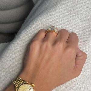 Anillo de Compromiso con Diamante de Corte Esmeralda Certificado por IGI de 10 Quilates, Tres Esmeraldas Laterales, Oro Blanco de 18k - Product Image 2