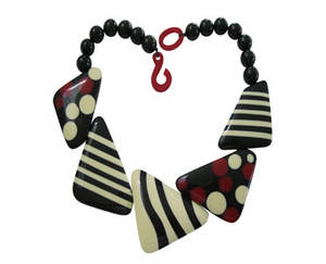 Collier de luxe fait main avec perles en résine et pendentif en métal, bijoux élégants. - Product Image 4