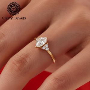 Bague de fiançailles classique pour femme Charm_Jewells en argent plaqué or 10 carats avec moissanite taille coussin sertie à griffes, motif floral, certifiée IGI - Product Image 2