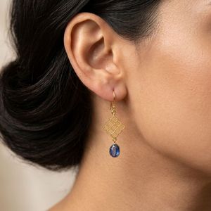 Boucles d'oreilles en saphir plaqué or 22 carats, design géométrique, pour femme, usage quotidien, serti clos, environ 25 mm de longueur - Product Image 6