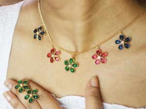 Parure de bijoux en quartz multi-gemmes en forme de fleur - Collier et boucles d'oreilles faits à la main en laiton plaqué or 18 carats - Product Image 4