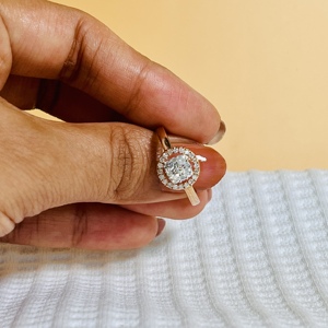 แหวนหมั้นสไตล์คลาสสิกสำหรับผู้หญิง ทองคำชมพู 14K เพชรทรงกลมเจียระไนแบบบริลเลียนท์ธรรมชาติ ประดับเพชรข้าง สีขาว H - Product Image 2