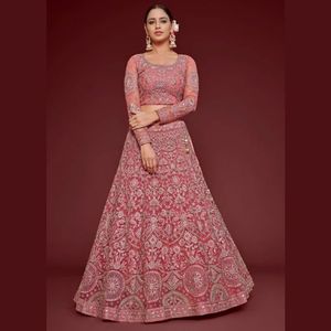 Lehenga Choli en tissu filet doux, coupe trapèze, avec broderie Zari Badla et Dupatta orné de paillettes et de Dori - Product Image 2