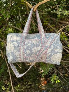 Bolsa de Viaje Acolchada de Algodón Resistente con Costuras Elegantes y Correa de Hombro Cómoda para Uso Diario - Product Image 5