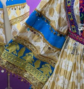 Vestido corto tradicional afgano Kuchi con intrincados bordados de seda multicolor y patrones tribales geométricos - Product Image 5