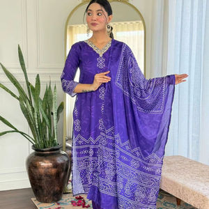 Ensemble de kurta imprimé en crêpe français avec pantalon et dupatta, ensemble de fête trois pièces pour femme, style ethnique moderne, tissu viscose Gadhval - Product Image 5
