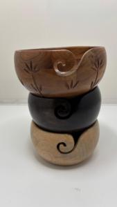 Cuenco de madera artesanal diseñado para mantener el hilo seguro y organizado mientras se teje, se hace crochet y se crean proyectos hechos a mano. - Product Image 3