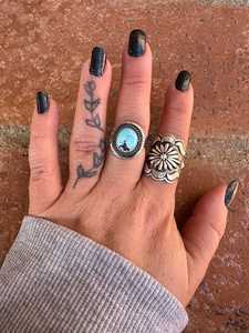 Bague artisanale en argent sterling avec turquoise Golden Hills ronde, taille 5.75, bijoux bohèmes du sud-ouest, cadeau pour elle - Product Image 6