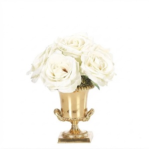 Vase à fleurs en métal design, récipient floral décoratif de luxe pour l'intérieur contemporain et la décoration de table - Product Image 1
