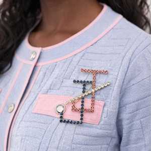 Pin de Diamantes de Imitación JJOA, Diseño J en Rosa y Azul, Broche Elegante con Diamantes de Imitación para Chaquetas y Accesorios, Pin de Moda Elegante - Product Image 5