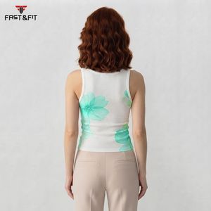 Top corto deportivo para mujer, ligero, transpirable, de secado rápido, estampado, con relleno, hecho en Pakistán. - Product Image 5