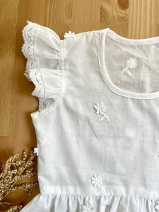 Ensemble de décoration supérieure blanche pur maman & Me, avec dentelle sur manches, petites fleurs, fabriqué avec tissu en coton doux - Product Image 5