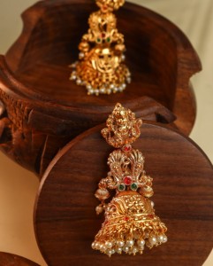 Boucles d'oreilles Jhumka plaquées or, bijoux traditionnels indiens de temple, avec déesses Lakshmi et gouttes de perles, pour tenue de mariée - Product Image 3