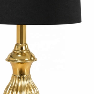 Lámpara de Mesa Regent de Metal Acanalado con Pantalla de Tela Negra, Acabado Dorado Antiguo, Base de Pedestal Ornamentada para Decoración de Hogar de Lujo - Product Image 4