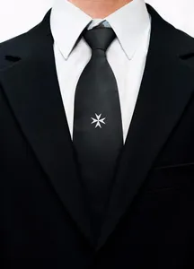 Corbata clásica de seda negra con patrón de cruz de Malta bordada en blanco para uso en negocios y otras ocasiones. - Product Image 2