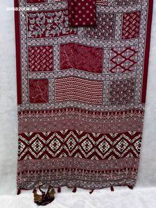 Sari en crêpe de satin de qualité supérieure avec imprimé Ajrakh, travail de miroir véritable et pampilles, ensemble avec blouse assortie - Fournisseur mondial - Product Image 4