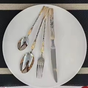Ensemble de couverts en métal doré contemporain pour la présentation de table dans les restaurants de luxe et à la maison - Product Image 3
