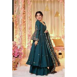 ชุดเดรส Anarkali ไซส์ XL สำหรับงานปาร์ตี้ พร้อมผ้าคลุมไหล่ ปักลายด้วยงานปักเลื่อม - Product Image 5