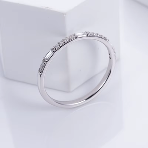 Anillo de compromiso clásico de oro blanco con diamante de corte brillante redondo, color G, cultivado en laboratorio, para mujer - Product Image 2