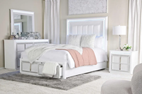 Set Kamar Tidur Queen Modern Kayu Putih dengan Tempat Tidur Berumbai, Lemari Penyimpanan 2 Laci, dan Nakas untuk Penggunaan Hotel/Apartemen