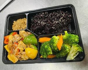 Conteneur alimentaire jetable en plastique noir à 4 compartiments avec couvercle, produits haut de gamme les plus populaires de l'usine Tien Duc, pour plats à emporter - Product Image 1