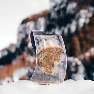 Mug en corne naturelle artisanal de qualité supérieure, tasse rustique viking pour bière et café, article de bar unique et cadeau pour la maison - Product Image 1