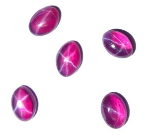 Rubis étoilé transparent ovale 5x7 mm 1 carat, cabochon poli créé en laboratoire avec effet étoile à 6 branches pour la fabrication de bijoux - Product Image 4